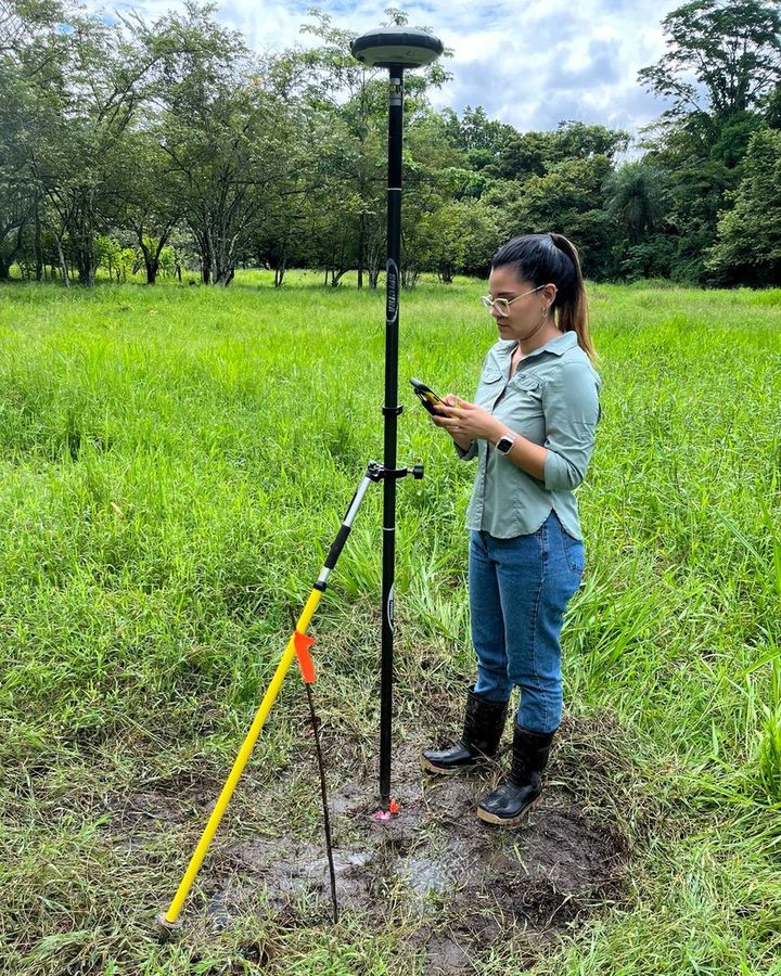 Ing. Ana María Soto Vega realizando un levantamiento GNSS en campo