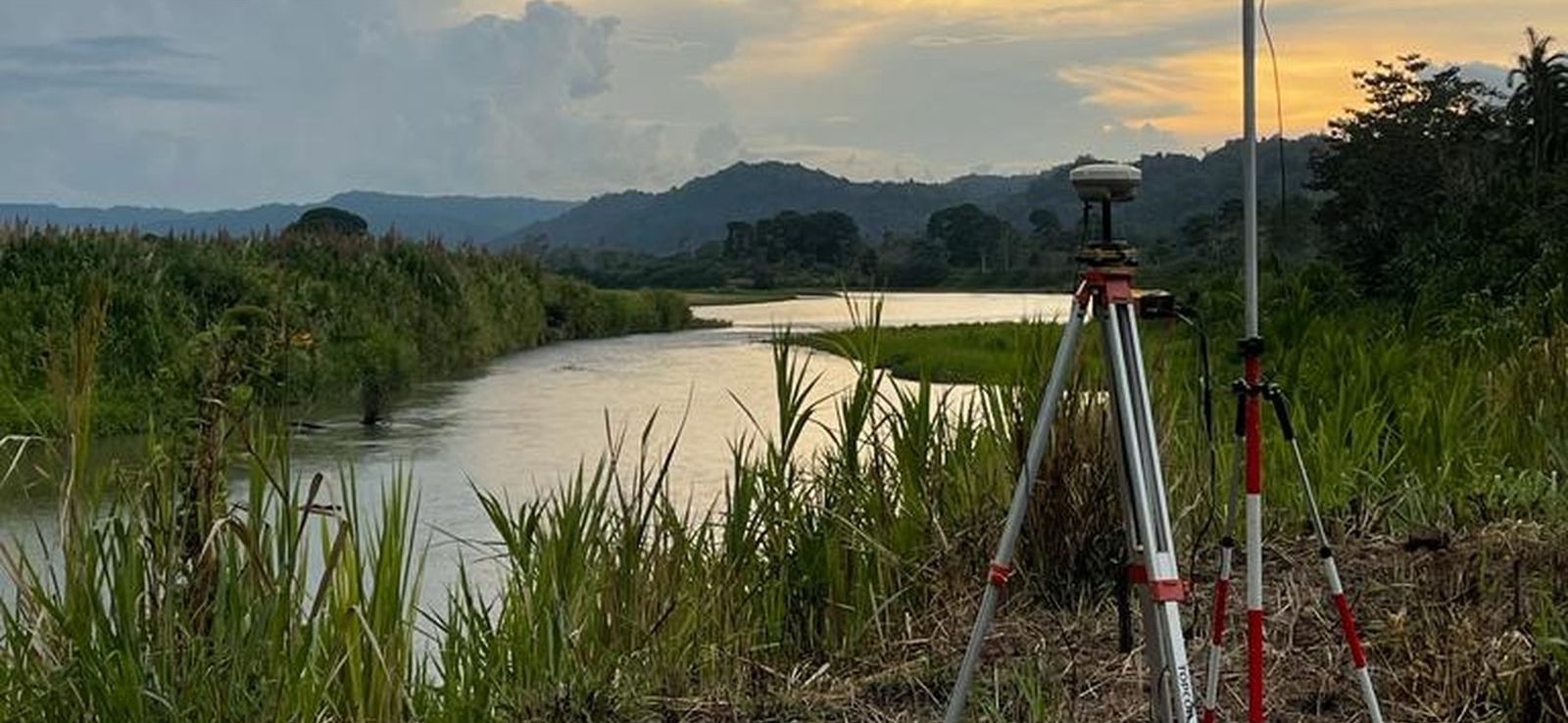 Receptor GNSS instalado a la orilla de un río al atardecer